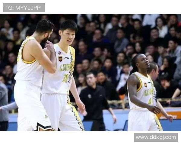 广州羽毛球队在选拔赛中以90分稳居积分榜首位展现强劲实力